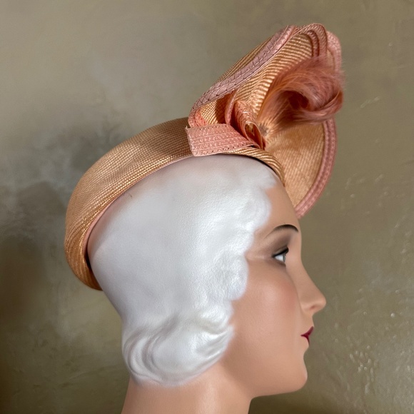 BEWITCHING 1960s\' GOLD COLOR STRAW + PINK EDGING, UPTURNED BRIM + CURLY FEATHERS